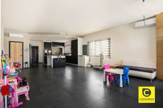 <p><span>Ruime halfopen woning met 4 slaapkamers en garage/magazijn in rustige, groene omgeving</span></p><p><span>Deze charmante halfopen woning met vier slaapkamers en een achterliggend magazijn/werkruimte bevindt zich op een steenworp afstand van de belangrijke verbindingswegen naar Antwerpen, Brussel en Gent. Gelegen in een rustige wijk tussen het park en De Schorre, op wandelafstand van het centrum van Boom, combineert deze woning rust, ruimte en een uitstekende bereikbaarheid.</span></p><p><span>Met een bewoonbare oppervlakte van 236 m² en een grondoppervlakte van 386 m² biedt deze woning volop plaats voor het hele gezin, met een perfecte mix van functionaliteit, comfort en modern design.</span></p><p><span>Indeling:</span></p><ul><li><span>Gelijkvloers:</span><span> Bij binnenkomst via de inkomhal ontdek je een ruime, lichtrijke living van circa 56 m². De eigentijdse keuken met centraal eiland is afgewerkt met hoogwaardige materialen en moderne toestellen. De open leefruimte zorgt voor een gezellige, aangename sfeer met veel natuurlijk licht. De vloeren zijn voorzien van stijlvolle donkere tegels, onderhoudsvriendelijk en hedendaags. De living is uitgerust met airco en rolluiken. Verder biedt het gelijkvloers een gastentoilet, twee bergingen, een bureauruimte, een slaapkamer en een praktische wasruimte. </span></li><li><span>Eerste verdieping:</span><span> Hier bevinden zich drie slaapkamers van respectievelijk circa 16 m², 10 m² en 19 m², waarvan de grootste voorzien is van airco. De moderne badkamer beschikt over een wellness-badkamer met douche, glazen afscheiding en praktische voorzieningen. </span></li><li><span>Oprit en garage/magazijn:</span><span> De woning beschikt over een ruime oprit voor meerdere autos. De garage/magazijn van circa 37 m² biedt talloze mogelijkheden, van hobbyruimte tot werkplaats. </span></li></ul><p><span>Extra troeven:</span></p><ul><li><span>Halfopen bebouwing met veel privacy </span></li><li><span>Vier slaapkamers + bureauruimte </span></li><li><span>Oprit voor meerdere autos </span></li><li><span>Garage/magazijn van circa 37 m² </span></li><li><span>Uitstekende verbinding naar Brussel, Antwerpen en Mechelen </span></li><li><span>Op wandelafstand van winkels, scholen, openbaar vervoer en groen</span></li><li><span>asbest veilig </span></li></ul>