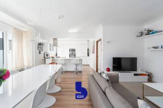 Deze karaktervolle hoekwoning uit de jaren '50 werd volledig gerenoveerd en combineert authentieke elementen met hedendaags wooncomfort. Gelegen langs de Elisabethlaan geniet u van een centrale ligging in Oostende met een open uitzicht.<br /><br />Bij het binnenkomen in de ruime inkomhal vallen meteen de natuurstenen trap en de praktische vestiaire op. Op het gelijkvloers bevinden zich 4 inpandige garages inbegrepen in de vraagprijs. Momenteel zijn 3 van de 4 garages verhuurd, goed voor een maandelijkse huuropbrengst van 230 euro. De ruime achterliggende ruimte kan bovendien perfect dienst doen als praktijk- of kantoorruimte voor een zelfstandige activiteit.<br /><br />Op de eerste verdieping bevindt zich een lichtrijke leefruimte met een open keuken, uitgerust met alle moderne toestellen en een praktisch kookeiland. Verder vindt u hier ook twee comfortabele slaapkamers, een badkamer met bad en een apart toilet.<br /><br />De tweede verdieping biedt een derde slaapkamer, een ruime berging en een prachtig terras van maar liefst 36 m², ideaal om volop van zonnige dagen te genieten. Extra opslagruimte is voorzien op de geïsoleerde zolder, die bovendien perfect kan worden ingericht als vierde slaapkamer.<br /><br />Troeven:
<ul>
<li>4 inpandige garages inbegrepen in de vraagprijs</li>
<li>Vernieuwd dak (2020) en ramen/deuren (2023)</li>
<li>Volledig uitgeruste keuken (2015)</li>
<li>Centrale verwarming op aardgas en regenwaterrecuperatie</li>
<li>Elektriciteit conform tot 2039</li>
</ul>
Deze woning is ideaal voor wie op zoek is naar een instapklare, centraal gelegen gezinswoning met veel bergruimte, parkeermogelijkheden én een interessant verhuurpotentieel.