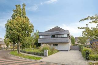 Welkom in deze uitzonderlijk ruime en energiezuinige gezinswoning aan de Kauwenberg 22. Deze houtskeletwoning met stro-isolatie en driedubbele beglazing garandeert niet alleen een uitstekend wooncomfort, maar ook een minimale ecologische voetafdruk.<br /><br />Bij binnenkomst geniet u meteen van de lichtrijke leefruimte op een stijlvolle tegelvloer. De open keuken is het hart van de woning en volledig uitgerust met moderne toestellen: vaatwasser, inductiekookplaat, oven, microgolf, dubbele spoelbak, koelkast, vrieskast én veel opbergruimte. Aansluitend vindt u een handige berging met aansluiting voor wasmachine en droogkast. De open indeling biedt bovendien ruimte voor een gezellige bureau- of speelhoek.<br /><br />Er zijn maar liefst vijf volwaardige slaapkamers op de eerste verdieping, ideaal voor een groot gezin of wie graag gasten ontvangt. De badkamer is pure verwennerij met een inloopdouche, ligbad, dubbele wastafel en een stijlvol meubel. Zowel op het gelijkvloers als de eerste verdieping is er een apart toilet met handenwasser. Extra opbergruimte vindt u op de ruime zolder, bereikbaar via een vlizotrap, waar zich ook de cv-installatie bevindt.<br /><br />Unieke pluspunten:<br />Volledig onderkelderd met automatische poort (ideaal voor fietsen, hobby’s of opslag) en buiteningang.<br /><br />Regenwaterput aangesloten op 2 toiletten, wasmachine en buitenkranen<br />Drie thuisbatterijen (capaciteit op aanvraag) voor extra energiezuinigheid<br />Ruime oprit voor meerdere wagens<br />Videofoon, alarmsysteem en vloerverwarming voor maximale veiligheid en comfort<br />Prachtige tuin met natuurlijke zwemvijver en eigen filtering, perfect voor zomerse ontspanning<br /><br />Laat u verrassen door de combinatie van modern comfort, duurzame bouw en een natuurlijke buitenbeleving. <br /><br />Kauwenberg 22 is de ideale thuis voor wie ruim wil wonen, zonder zorgen over energie of onderhoud. Plan vandaag nog uw bezoek!<br /><br />Bestuursmaatregelen in het maatregelenregister: nee