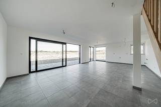 <p>Contact : maxime.vandenabbeele@weinvest.be - 0494 05 23 55. À la recherche d'une maison neuve alliant confort, modernité et performance énergétique ? Dès le hall d'entrée, une habitation lumineuse aux volumes bien pensés vous attend. Le rez-de-chaussée propose un bel espace de vie ouvert réunissant salon, séjour et cuisine, dans une ambiance conviviale. Il dispose aussi d'un WC indépendant, d'un espace polyvalent (bureau, buanderie ou rangement) et d'un garage. À l'étage, trois belles chambres et deux salles d'eau offrent un agencement idéal pour une famille ou toute personne recherchant espace et praticité. Construite selon les standards actuels, cette maison bénéficie d'équipements performants : pompe à chaleur avec chauffage au sol, panneaux photovoltaïques, ventilation double flux et châssis à haut rendement, pour un excellent confort thermique et une maîtrise des  consommations. Déjà construite et prête à l'emploi, elle permet de profiter immédiatement des avantages du neuf, sans les contraintes de travaux. À proximité de Florennes et Philippeville, elle bénéficie d'un cadre calme et verdoyant, idéal pour qui recherche la tranquillité tout en restant proche des commodités. Une maison neuve, moderne et économe, pensée pour le confort et la sérénité au quotidien.<br />PEB A+, électricité conforme. <br />Son prix ? Faire offre à partir de 397.000€.<br />Annonce à titre indicatif et non contractuelle.</p>