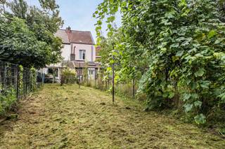 Immo Pické biedt U deze gunstig gelegen woning aan in de nabijheid van winkels, scholen, openbaar vervoer (station Halle) en de belangrijkste verbindingswegen. Deze woning bestaat uit een inkomhal, een woonkamer, een keuken, een bureel/zithoek, een wasplaats met berging en een toilet. Op de eerste verdieping vinden we een nachthal en 2 slaapkamers. Mogelijkheid om de zolder verder in te richten in bijkomende slaapkamers (vaste trap naar zolder). Aanwezigheid van een kelder. <br />Achter de woning vinden we een mooie ruime tuin met terras.