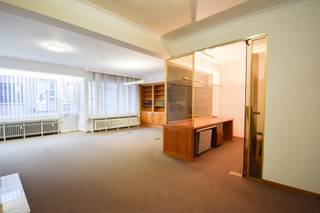 <p><span>Uitstekend gelegen kantoor in het centrum van Sint-Niklaas.</span></p><p><span> </span></p><p><span>Dit voormalig advocatenkantoor bevindt zich op een toplocatie en biedt tal van mogelijkheden, ideaal voor vrije beroepen, ...</span></p><p><span>De sterke visibiliteit, de veelzijdige indeling en de vlotte parkeermogelijkheden in de omgeving zijn slechts enkele van de vele troeven van dit pand</span><span>. </span></p><p><span> </span></p><p><span>INDELING</span></p><p><span>Inkomhal/wachtzaal</span></p><p><span>3 volwaardige kantoorruimtes waarvan 1 met een oppervlakte van 53 m² en de 2 andere met ieder een oppervlakte van  12m²</span></p><p><span>Keuken</span></p><p><span>Toilet</span></p><p><span> </span></p><p><span>EXTRA</span></p><p><span>Prima ligging in het centrum van Sint-Niklaas</span></p><p><span>Ondergrondse bergruimte</span></p><p><span>Fietsen berging</span></p><p><span>Balkon voor en achteraan het gebouw</span></p><p><span>EPC: label C</span></p><p><span>Asbestveilig</span></p><p><span> </span></p><p><span>Onmiddellijk beschikbaar</span></p><p><span>€ 60 gemeenschappelijke kosten </span></p><p><span>€ 175 voorschot op gas en water</span></p><p><span>  </span></p><p><span> </span></p>