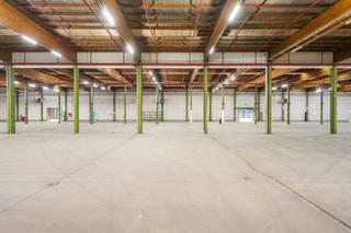 Multifunctioneel bedrijfsgebouw te huur in Beveren-Leie. Oppervlaktes:Magazijn 1: 1.100 m²Magazijn 2: 6.845 m² met 2 laadkadesMagazijn 3: 6.620 m²...