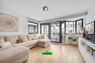 Op de tweede verdieping bevindt zich dit prachtig totaal gerenoveerde appartement met een bewoonbare oppervlakte van 85 m². Dankzij de uiterst centrale ligging woont u hier op wandelafstand van winkels, het centrum en het strand, wat deze eigendom bijzonder aantrekkelijk maakt als vaste woonst, tweede verblijf of investering.<br /><br />Het appartement verwelkomt u in een ruime inkomhal die toegang biedt tot de lichtrijke leefruimte met aanpalende open keuken. De moderne keuken is volledig uitgerust met alle nodige toestellen en hedendaags comfort. Aansluitend bevindt zich een praktische berging met aansluiting voor wasmachine en droogkast.<br /><br />Verder beschikt het appartement over twee ruime en volwaardige slaapkamers. De stijlvolle badkamer is voorzien van een dubbele lavabo en een inloopdouche. Daarnaast is er een apart gastentoilet aanwezig.<br /><br />De recente totaalrenovatie garandeert een hoogwaardige afwerking en hedendaags wooncomfort. Bovendien is het appartement volledig instapklaar dankzij een gunstige EPC-score en een conforme elektrische keuring. Tot slot is er ook een ruime kelderberging inbegrepen, wat zorgt voor extra opbergruimte.<br /><br />Belangrijke troef, het is mogelijk om een autostaanplaats aan te kopen tegen een meerprijs van 60.000,- euro.<br /><br />Bent u op zoek naar een kwalitatief afgewerkt appartement op een topligging in Blankenberge, dan is dit zonder twijfel een bezoek waard.<br /><br />