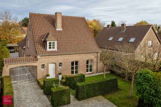 Instapklare villa IN CENTRUM in kleine doodlopende straat. Rustig en kwaliteitsvol wonen. Indeling : inkomhall, grote living met gashaard,...