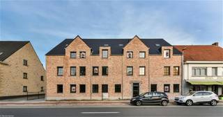 Prachtig nieuw duplex-appartement in het centrum van Tielen.
Het gebouw is schitterend gelegen niet ver van het station, winkels en scholen.

Dit appartement is gelegen op de tweede en derde verdieping. Uiteraard is er een lift aanwezig.

Er zijn 3 slaapkamers, een badkamer met douche en bad, een volledig ingerichte keuken en een zeer ruime living.
Vanuit de living heeft men toegang tot het terras.

Bij dit appartement is een garagebox inbegrepen.

De maandelijkse kosten bedragen 50 euro per maand.