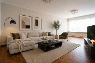 Bent u op zoek naar een goed gelegen appartement of een interessante investering? Dan kan dit pand zeker iets voor u zijn.Het appartement bevindt zich op de gelijkvloerse verdieping van een kleinschalig gebouw en heeft een praktische indeling. U komt binnen via de inkom-/nachthal, die toegang geeft tot de woonkamer, keuken, apart toilet, badkamer, twee slaapkamers en een extra ruimte die kan dienen als bureau of berging. Daarnaast beschikt het appartement over een terras en een privatieve kelder. Als extra troef is de elektrische installatie is conform het AREI.De ligging is gunstig, in de nabijheid van winkels en scholen, met voldoende openbare parkeermogelijkheden in de buurt.Interesse? Plan nu je bezoek in.