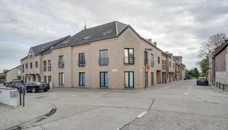 Bent u op zoek naar een unierk, zeer ruim en veelzijdig appartement? Dit ruime appartement, momenteel ingedeeld in 2 aparte wooneenheden, biedt een...