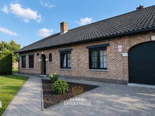 Welkom in deze charmante ruime laagbouwvilla aan de Pierstraat in Kontich, hier komt ruimtelijkheid en gezinsgeluk samen in een warme thuis. Je woont in alle comfort, dankzij doordachte indeling.<br /> <br />Deze woonst combineert een plek waar je gezin kan groeien, maar die eveneens klaar is om daarna te blijven wonen. Je voelt het meteen als je binnenstapt in deze woning, ze voelt juist aan!<br /> <br />De lichtrijke leefruimte vormt het kloppend hart van de woning en nodigt uit tot gezellige momenten met familie en vrienden. Aansluitend vind je een ruime keuken waar koken en gezellig samen genieten naadloos in elkaar overvloeien.<br /> <br />De veranda naast de leefruimte brengt buiten en binnen mooi samen en biedt een extra plek om het hele jaar door te genieten van het zicht op de tuin.<br /> <br />Wat deze woning echt interessant maakt, is het gelijkvloers wonen. Met vier volwaardige slaapkamers en een comfortabele badkamer op hetzelfde niveau, is dit een ideale woning voor wie toekomstgericht wil wonen zonder in te boeten aan ruimte of comfort.<br /> <br />Perfect voor wie levenslang wil genieten van zijn of haar woning, maar evengoed interessant voor gezinnen die flexibiliteit zoeken. De aanwezigheid van een ruime zolder biedt bovendien tal van uitbreidingsmogelijkheden voor wie misschien ooit extra kamers of een hobbyruimte wenst te creëren.<br /> <br />Buiten word je verrast door een aangename tuin waar rust en privacy hand in hand gaan. Hier geniet je van zonnige dagen, gezellige barbecues of gewoon een moment voor jezelf in het groen. De open bebouwing zorgt voor een gevoel van vrijheid en ruimte rondom de woning, terwijl de praktische garage het plaatje compleet maakt.<br /> <br />Dit is een plek waar wonen echt leven wordt.<br />De ligging is zonder twijfel een sterke troef. Je woont hier centraal met een vlotte verbinding naar Antwerpen, Mechelen en Brussel, ideaal voor wie werk en privé perfect wil combineren. Scholen, winkels en ontspanning bevinden zich in de nabije omgeving, wat deze woning bijzonder aantrekkelijk maakt voor zowel actieve gezinnen als levensgenieters die comfort en bereikbaarheid belangrijk vinden.<br /><br />Tegelijk zijn er toekomstgerichte ontwikkelingen in de buurt die inzetten op meer groen en verbeterde mobiliteit en rust.<br /> <br />Ben je op zoek naar een instapklare open bebouwing met ruimte, potentieel en een strategische ligging? Dan is dit jouw kans om een warme thuis te creëren die volledig aansluit bij jouw levensstijl.<br /> <br />Laat deze opportuniteit niet aan je voorbijgaan en plan vandaag nog jouw bezoek – je nieuwe thuis wacht op je!<br /><br /><br />EPC : 149kWh/m<sup>2</sup> (Label B)<br />Stedenbouwkundige inlichtingen in aanvraag<br />Waterinfo : P-Score = A, G-Score = A<br /><br />Dit is niet wat je zoekt ? Al gehoord van AANKOOPBEGELEIDING ? Wij zoeken, bezoeken en onderhandelen mee met jou voor eigendommen die worden aangeboden door particulieren, andere makelaars of eigendommen die zelfs (nog) niet te koop staan?<br />Vraag meer informatie over aankoopbegeleiding via welkom@dehuisleverancier.be of 0489/069.000<br /><br />de Huisleverancier : Persoonlijk, voor iedereen Service, Kwaliteit en Vertrouwen !<br />