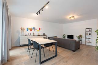 Te koop: instapklaar appartement in Temse, gelegen in de Kapelstraat, met een open leefruimte en een ruim terras.Dit appartement uit 2022 biedt een...