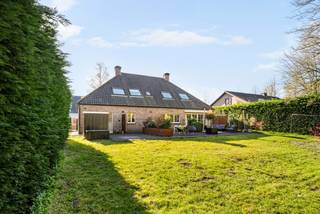 Woning in landelijke stijl met 5 slaapkamers en 2 badkamers, gelegen aan de Turnhoutse stadsrand en in een rustige, doodlopende straat, op een perceel van ca 1.132m². <br /><br />We betreden de woning via de inkomhal die open is tot in de nok, met daarin het gastentoilet met handenwasser. De leefruimte op parket met houthaard is ruim van opzet en geeft via grote deuren toegang tot het zonneterras en de tuin. De keuken is vernieuwd in 2014 en is voorzien van volgende toestellen: microgolfoven, oven (BJ 2026), inductie kookplaat, dampkap, vaatwasmachine (BJ 2023) en een koelkast. Aansluitend bevindt zich de praktische wasplaats met ingemaakte kasten. De garage is ruim genoeg voor 2 wagens achter elkaar. Hierin bevindt zich tevens de aardgasketel, praktische, ingemaakte kasten en een deur naar de tuin. Op het gelijkvloers is er tenslotte de hoofdslaapkamer en een badkamer voorzien van 2 wastafels, een inloopdouche en grote kasten. <br />Via de trap in de inkomhal komt u terecht in de vide op de 1e verdieping. Hier bevinden zich 4 slaapkamers en de kinder- of gastenbadkamer met toilet, douche en een enkele wastafel.<br /><br />De tuin is volledig aangelegd met volwassen beplanting, is omheind, en voorzien van een groot zonneterras met zonneluifel. Er is tenslotte een groot, houten tuinhuis.<br /><br />Buitengewone kenmerken:<br />* conforme elektrische keuring<br />* Een mooie troef is dat de tuin achteraan grenst aan bosgebied wat u zicht op het groen en absolute rust garandeert.<br />* Prachtig gelegen, net binnen de ring van Turnhout en op wandelafstand van de Nieuwe Kaai en alle voorzieningen.