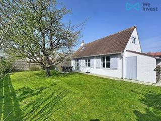 Deze charmante visserswoning in vakantiepark 'Duinhoek', vlakbij natuurreservaat Westhoek en op fietsafstand van het strand, is de perfecte uitvalsbasis voor een zorgeloze vakantie aan zee. <br /><br />De woning bestaat uit een inkomhal, leefruimte met zit- en eethoek en open keuken, 3 slaapkamers, 2 badkamers, een gastentoilet en een wasplaats. <br /><br />Buiten is het heerlijk vertoeven in de ruime, onderhoudsvriendelijke tuin. Dankzij de 2 terrassen geniet je op elk moment van de dag van de zon, en de 2 tuinbergingen voorzien in extra opberggemak. Voor de woning bevindt zich een privatieve parkeerplaats. <br /><br />Het vakantiepark beschikt over een groot openluchtzwembad dat in het zomerseizoen dmv. zonnepanelen verwarmd wordt tot een aangename 28°. <br /><br />Plan je bezoek en ervaar zelf het heerlijke gevoel van rust en vakantie!