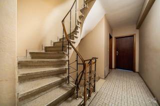 <p>Charmant appartement avec terrasse bien orientée et emplacement de parking. <br />Le bien se situe à Molenbeek-Saint-Jean, à proximité de la Commune de Dilbeek et des commodités urbaines, proche des transports et du ring. <br />L'appartement se situe en 2ème étage d'une co-propriété bien gérée et il bénéficie d'un calme absolue, étant situé en façade arrière. Il se compose comme suit: hall d'entrée avec vestiaire, water-closet, cuisine, living avec une charmante terrasse bien orientiée, chambre à coucher, salle de bain. Une cave et un emplacement de parking complète ce bien. <br />L'appartement est dans un bon état général et il bénéficie d'un excellent score PEB C+ . <br />Electricité conforme jusqu'en 2045. Faibles charges! <br />Infos et visites : maxime.l@weinvest.be | 02 315 77 22</p>