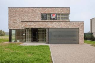 Modern, rustig, ruim en energiezuinig wonen? Dat kan in deze prachtige open bebouwing in de Kromstraat in Kruibeke.<br /><br />De woning wordt heel energiezuinig (E-peil 12) en uitgerust met een geothermische warmtepomp, vloerverwarming, zonnepanelen en een ventilatiesysteem met warmterecuperatie. Wat ook fiscaal wordt beloond.<br /><br />Met 207 m² woonoppervlakte heeft deze woning een gezin veel te bieden. Met o.a. een lichtrijke open ingedeelde woonkamer, ingerichte eilandkeuken en badkamer, een grote tuin met mooi landelijk vergezicht, een dubbele garage, oprit, terras, 4 ruime mooie slaapkamers, een afgewerkte badkamer en berging.  <br /><br /><span>We werken jouw nieuwe thuis sleutel-op-de-deur voor je af, met een vaste prijs en oplevertermijn.  De binnenafwerking kan je afstemmen op jouw smaak en voorkeuren. Onze klantenbegeleider staat voor je klaar tijdens het hele realisatietraject.  </span>