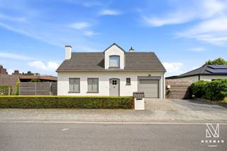 Deze alleenstaande woning in uitstekende staat combineert een degelijke traditionele bouwstructuur met hedendaags wooncomfort, dit dankzij verschillende renovaties en investeringen in de afgelopen jaren. <br /><br />De woning beschikt over een ruime inkomhal met gastentoilet, ingebouwde opbergkast en maatwerkvestiaire. De lichtrijke leefruimte geniet van natuurlijke lichtinval langs drie zijden en biedt via een groot schuifraam rechtstreeks toegang tot de tuin.<br /><br />De volledig vernieuwde keuken met eiland is voorzien van een inductiekookplaat, aparte oven en microgolfoven, veel kastruimte en een uitschuifbaar elektrisch aansluitpunt in het eiland. Naast de keuken bevindt zich een praktische berging. Ook is er rechtstreeks toegang tot de inpandige garage.<br /><br />Op de eerste verdieping zijn er drie volwaardige slaapkamers, waaronder een masterbedroom met een volledige wand aan maatkasten. Een zolderdeur biedt toegang tot extra bergruimte onder het dak. De ruime badkamer beschikt over een bad-douche combi, een dubbele lavabo en een toilet. Op de verdieping is er nog een aparte berging en een ruime nachthal.<br /><br />De tuin is volledig omheind en beschikt over een ruim tuinhuis. Dankzij de brede perceelsindeling geniet de woning van een open gevoel en groene zichten rondom. Achteraan grenst het perceel aan landbouwgrond.<br /><br />De inpandige garage geïsoleerde elektrische sectionale Hörmann-poort biedt plaats voor een wagen, fietsen, wasmachine (aansluiting regenwater), droogkast en extra opslagruimte. Op de oprit (met laadpaal) kunnen gemakkelijk 2 wagens parkeren. <br /><br />De woning is gelegen in een rustige woonwijk in Kuurne, en is via verschillende invalswegen vlot bereikbaar.<br /><br />Interesse? Deze woning wordt aangeboden met een vanafprijs. Wij kijken uit naar jullie beste voorstel. We verwelkomen jullie graag tijdens twee bezoekmomenten: <br />- zaterdag 27/06 <br />- woensdag 01/07<br />Reserveer je bezoekmoment rechtstreeks via onze website. Biedingen moeten ontvangen zijn ten laatste op donderdag 02/07/2026 om 19u. <br /><br />Pluspunten: <br />- met zorg gerenoveerd en volledig instapklaar<br />- energiezuinig (EPC B)<br />- gebruik van kwalitatieve materialen en hoogstaande afwerking<br />- overal op maat gemaakte gordijnen<br />- rustige ligging