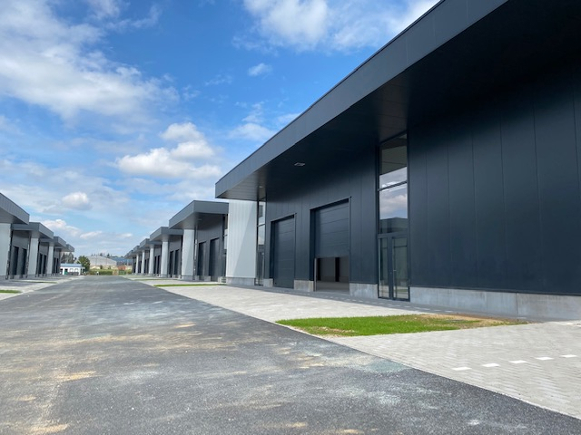 Nieuw magazijn +/- 325 m² te huur op Achêne. - foto 4