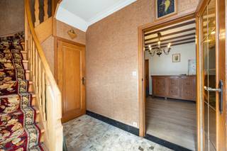 <p><span>Centraal gelegen half open woning in voormalige hoeve met 3 slaapkamers, leuke tuin en handige extra opslagruimte op een perceel van 500m². De woonst is gelegen nabij het centrum van Halle-Zoersel met alle faciliteiten in direct omgeving. Enkele energetische zaken waaronder raamwerk (2011) en cv (2023) werden reeds op energetisch vlak vernieuwd. Woning is mits opfrissing/renovatie een ideale woning voor starters, kleine gezinnen of investeerders. Woning is thans verhuurd aan €800/maand.</span><br /><br /><span>INDELING: Inkomhal met ruimte voor meters, technieken enz. - Vervolgens zeer lichtrijke L-vormige leefruimte d.m.v. de 3 grote ramen vooraan - Vervolgens keuken met mooie lichtinval - Veranda met aanpalende wasplaats - Beneden is er eveneens de badkamer welke werd voorzien van enkele lavabo, toilet, en douche. V1: Nachthal alsook 3 slaapkamers (15,40m² &amp; 11,50m² &amp; 5,23m²) en toegang tot zolder via luik. Tuin omvat een aangename breedte alsook een handige opslag/werkplaats van 30,60m² Oprit voor meerdere wagens. </span><br /><br /><span>BIJZONDERHEDEN: Centrale ligging - Cv ketel 2023 - PVC raamwerk 2011 met rolluiken - Bew. opp. volgens epc 150m² - EPC: 348 UC: 3891612 - - Stedenbouwkundige info in aanvraag - Pscore A - Gscore A.</span></p>