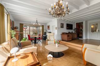 <p>Deze instapklare woning gelegen aan de Natterveld 58 in Kinrooi bevindt zich in een rustige, groene omgeving en combineert landelijke charme met een vlotte bereikbaarheid. Hier woon je in alle rust, met alle voorzieningen en verbindingswegen binnen handbereik.</p>

<p>De woning werd grondig gerenoveerd met hoogwaardige materialen. Ze beschikt over een bewoonbare oppervlakte van 248 m² op een mooi perceel van 997 m². Binnenin geniet je van een warme, hedendaagse afwerking met veel lichtinval. Op de verdieping bevinden zich 4 ruime slaapkamers, terwijl het gelijkvloers extra mogelijkheden biedt met een bureau, ideaal voor thuiswerk. De gezellige, aangelegde tuin met veranda vormt een echte meerwaarde om in de zomer volop te genieten.</p>

<p><strong>Enkele troeven:</strong></p>

<p>• Instapklare woning in uitstekende staat, recent vernieuwd dak en keuken<br />• 4 volwaardige slaapkamers + bureau op het gelijkvloers<br />• Energiezuinig met dubbele hoogrendementsbeglazing, isolatie en zonnepanelen<br />• Aangename tuin met veranda, perfect voor ontspanning<br />• Verwarming op gas met warmtepompboiler en airconditioning aanwezig<br />• Rustige ligging in het hart van Kinrooi, nabij scholen en voorzieningen</p>

<p><strong>Aarzel niet om een bezoek te plannen en ontdek zelf de charme en het comfort van deze prachtige woning.</strong></p>