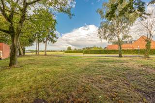 Bouwgrond op 484m² met een breedte van 26,99m, bestemd voor het bouwen van een open bebouwing.Oriëntatie: NOBouwvoorschriften- Min. gevelbreedte: 9m-...