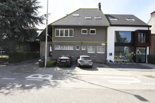 Ben je op zoek naar een instapklaar appartement in Kruibeke? <br /><br />Het appartement is gelegen op de eerste en tweede verdieping en is bereikbaar via een trap.<br />Je komt binnen in de inkomhal, waar je beschikt over ruime opbergkasten met plaats voor onder andere een wasmachine en extra bergruimte.<br /><br />Tevens op deze verdieping een <strong>nieuw geïnstalleerde badkamer</strong> en <strong>twee ruime slaapkamers</strong>.<br /><br />Via de trap bereik je de bovenverdieping, waar zich een ruime en lichtrijke leefruimte bevindt met een uitgeruste keuken.<br />De keuken werd voorzien van onder meer een <strong>nieuwe koelkast </strong>en <strong>oven</strong>.<br />Aansluitend aan de leefruimte is er nog een bergplaats.<br /><br />Het appartement beschikt bovendien over een gemeenschappelijke fietsenstalling. <br /><br />Eveneens is er een <strong>autostaanplaats </strong>ter beschikking.<br /><br /><strong>Praktische informatie:</strong>
<ul>
<li>Onmiddellijk beschikbaar</li>
<li>Gemeenschappelijke kosten per maand: € 30,-</li>
<li>Huurwaarborg: 3 maanden huur (€ 2.940,-)</li>
<li>Combi ingaande + uitgaande plaatsbeschrijving: € 285,- incl. 21 % BTW (per partij)</li>
</ul>
Interesse? Neem gerust contact op voor meer informatie of een bezoek ter plaatse.<br />
