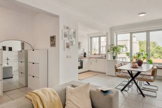 <p><strong>Sommige buurten bruisen van 's morgens vroeg tot 's avonds laat - en 2060 is daar het perfecte voorbeeld van. Een koffiebar om de hoek, gezellige horeca op wandelafstand en het openbaar vervoer dat je moeiteloos de stad in en uit brengt. Hier zit je midden in het leven. En toch wacht er boven al die levendigheid een appartement waar rust en licht de hoofdrol spelen. Kom binnen…</strong></p><p></p><p><strong>Een uitzicht dat elke dag verandert</strong></p><p></p><p>Op de vijfde verdieping geniet je van iets wat in de stad zeldzaam is: ruimte om ver te kijken. De vernieuwde raampartijen trekken een overvloed aan daglicht naar binnen en geven de leefruimte een heerlijk open gevoel. Hier verandert het uitzicht mee met de seizoenen, terwijl jij gewoon comfortabel in je zetel zit.</p><p></p><p><strong>Samen koken, samen leven</strong></p><p></p><p>De open keuken sluit mooi aan op de leefruimte, waardoor alles één gezellig geheel vormt. Ze is volledig bruikbaar en kan met een opfrissing van het werkblad en enkele kasten weer helemaal mee. Ideaal voor wie graag meteen intrekt en stap voor stap zijn eigen stempel op de woning wil drukken.</p><p></p><p><strong>Rust achteraan</strong></p><p></p><p>De twee volwaardige slaapkamers liggen aan de achterzijde van het gebouw, weg van de levendigheid van de straat. Zo krijg je het beste van twee werelden: een bruisende buurt voor de deur en een rustige plek om de dag af te sluiten.</p><p></p><p><strong>Praktisch zonder compromissen</strong></p><p></p><p>De badkamer beschikt over een bad met een douche én een aansluiting voor je wasmachine. Daarnaast is er ook een apart toilet, een klein detail dat in het dagelijkse leven verrassend veel verschil maakt.</p><p></p><p><strong>Een slimme eerste stap</strong></p><p></p><p>Dit appartement is een ideale uitvalsbasis voor starters die op zoek zijn naar een fijne plek met veel licht, een praktische indeling en een topligging. Een woning waar je meteen kan intrekken, maar die tegelijk ook nog ruimte laat om ze helemaal eigen te maken.</p><p></p><p><strong>Verliefd? Info@ugly.be</strong></p><p></p>