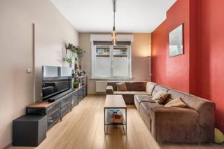 🚨 KIJKDAGEN OP AFSPRAAK: ZATERDAG 12 SEPTEMBER & ZONDAG 13 SEPTEMBER 2026 🚨<br /><br />Wilt u deze woning bezichtigen? Een afspraak maken is verplicht.<br /><br />📞 Tel: 0496 96 81 67 | ✉️ E-mail: laridonjonas@gmail.com<br /><br /><br />Charmante en instapklare rijwoning met 3 slaapkamers, ruime garage en uniek groen uitzicht te Heverlee.<br /><br />Op een absolute toplocatie op de Naamsesteenweg 447 vind je deze verzorgde rijwoning. Deze woning combineert vlotte bereikbaarheid met een rustig en groen gevoel achteraan.<br /><br />TROEVEN VAN DE WONING:<br /><br />Instapklaar & geen renovatieplicht: Dankzij het EPC Label D geldt er geen renovatieverplichting. De elektriciteit is gekeurd en er is geen verplichting tot asbestverwijdering.<br /><br />Verwarming & beglazing: CV op aardgas met condenserende ketel (tweejaarlijks onderhouden). Volledig voorzien van dubbele beglazing.<br /><br />Ruimte & comfort: 132 m² (exclusief kelder) bewoonbare oppervlakte met een gezellige woonruimte, uitgeruste keuken, 3 volwaardige slaapkamers, 1 badkamer en 2 toiletten.<br /><br />Extra opbergruimte: Uitzonderlijk grote kelder van 57 m² (niet meegeteld in bewoonbare oppervlakte), ideaal voor opslag of hobby.<br /><br />Garage & tuin: Gezellige stadstuin met terras. De tuin en keuken kijken uit op een achterliggende boerderij met veel groen. Achteraan bevindt zich een ruime losstaande garage met toegang tot de woning (ideaal voor fietsen en boodschappen).<br /><br />Laag kadastraal inkomen: 644 euro.<br /><br />UITSTEKENDE LIGGING (Mobiscore 9):<br />Alles bevindt zich op wandelafstand: bushalte, supermarkt, postpunt, kleuter- basisschool, secundaire school, bakkers, apotheker en horeca voor de deur. Snelle verbinding naar Leuven centrum en Heverleebos ligt op een boogscheut.<br /><br />PRAKTISCH:<br />Adres: Naamsesteenweg 447, 3001 Heverlee<br />Vraagprijs: 439.000 euro<br />Kijkdagen: Zaterdag 12 & Zondag 13 september 2026 (enkel op afspraak)<br /><br />Contact & afspraak:<br />Tel: 0496 96 81 67<br />E-mail: laridonjonas@gmail.com