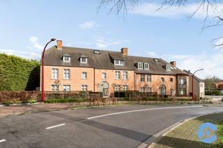 Droom je van rustig wonen met alle comfort binnen handbereik? Ontdek dit prachtige dakappartement nabij het centrum van Lint.Gelegen in de charmante...