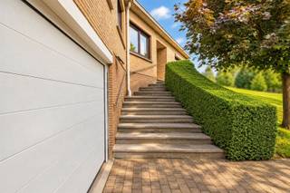 <p><span>RUIME OPEN BEBOUWING OP EEN PERCEEL VAN 2.810 M² VEEL POTENTIEEL EN PRACHTIGE TUIN</span></p><p><span> </span></p><p><span>Op zoek naar een open bebouwing met een uitzonderlijk groot perceel en tal van mogelijkheden? Deze goed onderhouden open bebouwing uit de jaren 70 is gelegen op een perceel van maar liefst </span><span>2.813 m²</span><span> en beschikt over een </span><span>totale bruikbare oppervlakte van ca. 362 m²</span><span>.</span></p><p><span>De woning biedt vandaag al heel wat ruimte, maar dankzij de ruime oppervlaktes en praktische indeling zijn er bovendien verschillende mogelijkheden om de woning naar eigen smaak te renoveren en te moderniseren.</span></p><p><span> </span></p><p><span>Indeling:</span></p><p><span>Via de ruime inkomhal komt u binnen in de woning. Aansluitend bevindt zich een </span><span>bureel- of praktijkruimte</span><span>, ideaal voor wie wonen en werken wil combineren.</span></p><p><span>De ruime leef- en woonruimte van ca. </span><span>40 m²</span><span> geniet dankzij de grote raampartijen van een aangenaam zicht op de </span><span>prachtige, ruime achtertuin</span><span>. Aansluitend bevindt zich de keuken, die rechtstreeks toegang geeft tot de nachthal.</span></p><p><span> </span></p><p><span>Op de eerste woonlaag bevinden zich verder 3 slaapkamers, badkamer, apart toilet, ruime berging, met mogelijkheid om deze om te vormen tot een </span><span>4de slaapkamer</span><span>, of hobbyruimte.</span></p><p><span>Vanuit de berging is er een vaste betonnen trap naar de </span><span>volledig onderkelderde woning</span><span>. Hier bevinden zich onder meer een ruime garage en verschillende kelder- en bergruimtes. Dankzij de omvang van de kelderverdieping is er bijzonder veel plaats voor stockage, hobby's, fietsen, materiaal en voertuigen.</span></p><p><span> </span></p><p><span>BUITENRUIMTE</span></p><p><span>De woning is gelegen op een bijzonder ruim perceel van </span><span>2.813 m²</span><span> en beschikt over een </span><span>zeer ruime oprit met voldoende parkeermogelijkheden</span><span>.</span></p><p><span>De enorme straatbreedte en de omvang van het perceel zorgen bovendien voor een gevoel van ruimte en bieden tal van mogelijkheden.</span></p><p><span> </span></p><p><span>TROEVEN:</span></p><ul><li><span>Volledig onderkelderd met hoge plafond hoogte</span></li><li><span>Uitzonderlijke straatbreedte van ca. 37,50m</span></li><li><span> Tal van renovatie- en inrichtingsmogelijkheden</span></li><li><span>Gunstige ligging nabij scholen, supermarkten, openbaar vervoer en fiets- en wandelroutes</span></li></ul><p><span> </span></p><p><span>RENOVATIEPOTENTIEEL</span></p><p><span>De woning biedt een uitstekende basis voor wie op zoek is naar een ruime woonst die volledig naar eigen smaak kan worden gemoderniseerd.</span></p><p><span>Om u alvast een beeld te geven van de mogelijkheden, werden </span><span>AI-visualisaties/renders</span><span> toegevoegd die tonen hoe de woning er na een hedendaagse renovatie zou kunnen uitzien. Deze beelden zijn louter illustratief.</span></p><p><span> </span></p><p><span>Interesse in deze ruime woning met uitzonderlijk veel potentieel en een prachtig perceel? Contacteer Immo Twins voor meer informatie of plan vandaag nog uw bezoek.</span></p><p><span>T. 052 55 55 55 - E. </span><span><span>info@immotwins.be</span></span><span> </span><span>- W. </span><span><span>www.immotwins.be</span></span></p><p><span><br /> </span></p>