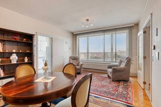 Dit te renoveren dakappartement vlakbij het bekroonde Rivierenhof is gelegen op de 6de verdieping (lift met nog een trap tot aan de bovenste verdieping) bestaat uit: inkom met zeer handige ingemaakte kasten, gezellige leefruimte op parket met toegang tot het dakterras met prachtig panoramisch zicht over Antwerpen, te vernieuwen keuken met aansluitend de aan te pakken badkamer, aan de andere zijde van de inkomhal bevindt zich nog een ruime slaapkamer.<br />Onderaards is er nog een handige kelderberging en een ruime afgesloten garagebox inbegrepen in de prijs! <br />De gemeenschappelijke kosten bedragen +/- 200€/mnd voor syndicus, water, cv, lift, onderhoud, elektriciteit gemene delen, reservekapitaal, enz...<br />Dit appartement is zeer centraal gelegen vlakbij belangrijke invalswegen, Rivierenhof, winkels, openbaar vervoer, fietsostrade, enz...