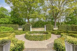<p><span>Ben jij op zoek naar een ruime villa op een toplocatie? Dan hebben wij dé woning voor jou!</span></p><p><span> </span></p><p><span>Deze vrijstaande villa van 306 m² ligt op een royaal perceel van 17a 95ca in een zeer gewilde en rustige buurt van Maasmechelen. De ligging is bijzonder aantrekkelijk: op korte afstand bevindt zich Connecterra, de indrukwekkende toegangspoort tot het Nationaal Park Hoge Kempen. Hier vertrekken tal van wandel- en fietsroutes en geniet u van unieke panorama’s over het Maasland. Daarnaast ligt ook Maasmechelen Village op wandelafstand, met een ruim aanbod aan winkels en horecagelegenheden. Deze combinatie van natuur, ontspanning en voorzieningen maakt de ligging uitzonderlijk sterk.</span></p><p><span> </span></p><p><span>Het perceel is volledig afgesloten en bereikbaar via een elektrische poort die u kan oprijden via de zijstraat Ivan Orbanlaan, waardoor privacy en een vlotte toegang volledig gewaarborgd zijn.</span></p><p><span> </span></p><p><span>De woning heeft een praktische en flexibele indeling, met een aparte bureauruimte aan de voorzijde die ideaal is voor thuiswerk of studeren. De lichtrijke woonkamer en eetkamer zijn ruim opgezet en voorzien van een kwaliteitsvolle parketvloer, grote raampartijen, gashaard en airconditioning. Aansluitend bevindt zich de volledig uitgeruste keuken met granieten werkblad, kookplaat, oven en vaatwasser, die via een gezellige veranda uitzicht biedt op de tuin en het omliggende groen.</span></p><p><span> </span></p><p><span>Op het gelijkvloers bevinden zich twee volwaardige slaapkamers met ingebouwde kasten en een ruime badkamer met ligbad, inloopdouche en dubbele lavabo.</span></p><p><span> </span></p><p><span>Daarnaast beschikt de woning over een aparte ingang die leidt naar een bijkomende ruimte die momenteel ingericht is als extra leefruimte en slaapplaats, met aansluitend een praktische bijkeuken. Deze afzonderlijk toegankelijke ruimte vormt een belangrijke troef van de woning. Ze biedt de mogelijkheid om wonen en werken gescheiden te houden, bijvoorbeeld voor een zelfstandige activiteit of praktijk aan huis. Tegelijk is dit ideaal voor inwonende kinderen of ouders die graag hun eigen plek hebben binnen de woning, met behoud van privacy voor beide partijen. Ook als hobbyruimte, studio of gastenverblijf biedt deze aparte zone tal van mogelijkheden.</span></p><p><span> </span></p><p><span>Op de verdieping bevinden zich nog twee extra slaapkamers, waarvan één met ingebouwde kasten, een apart toilet, en een onafgewerkte zolder waardoor de woning perfect geschikt is voor grotere gezinnen of wie nood heeft aan extra ruimte.</span></p><p><span> </span></p><p><span><span>De huidige eigenaars investeerden de voorbije periode bovendien verder in de woning, waardoor vandaag een gunstig EPC-label C werd behaald. Dit zorgt niet alleen voor een betere energiezuinigheid, maar verhoogt ook het wooncomfort en de toekomstwaarde van de woning aanzienlijk. </span></span></p><p><span><br /></span></p><p><span><span></span>Met haar royale bewoonbare oppervlakte, flexibele indeling en apart toegankelijke, multifunctionele ruimte biedt deze villa niet alleen comfort, maar ook toekomstgerichte mogelijkheden. Deze woning combineert een toplocatie in een gewilde, groene omgeving met een indeling die ruimte, privacy en veelzijdig gebruik mogelijk maakt!</span></p><p><span> </span></p><p><span>Interesse? Plan gerust een bezoek en ontdek zelf de mogelijkheden van deze unieke villa! </span></p><p><span>Contacteer Diana via 0484.35.70.31 of <span>diana@jemar.be</span></span><span>.</span></p><p><span> </span></p><br />