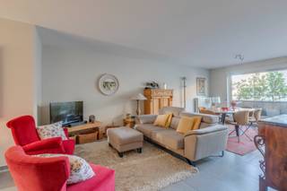 Bent u op zoek naar <strong>een ruim en veelzijdig appartement met een uitstekende bereikbaarheid</strong>?<br />Dan is dit <strong>verzorgde duplexappartement</strong> in de Mercatorstraat, op <strong>wandelafstand van het station van Sint-Niklaas</strong>, beslist een bezoek waard.<br />Gelegen in een <strong>recente residentie met lift</strong>, biedt dit <strong>instapklare appartement maar liefst 123 m² bewoonbare oppervlakte, drie slaapkamers, drie terrassen, een private externe berging én een autostaanplaats inclusief in de prijs.</strong><br /><br />Via de inkomhal op de derde verdieping betreedt u het appartement. Hier bevinden zich een afzonderlijk gastentoilet en de trap naar de onderliggende verdieping. Op deze tweede verdieping vindt u een ruime multifunctionele kamer met een eigen terras.<br />Deze ruimte leent zich perfect als derde slaapkamer, maar is dankzij de discrete en afgescheiden ligging eveneens ideaal als thuisbureau, praktijkruimte voor een vrij beroep, hobbyruimte of zelfs voor co-housing.<br />De lichtrijke leefruimte biedt alle comfort en geeft rechtstreeks uit op het aangename terras aan de voorzijde. Ook de verzorgde, volledig uitgeruste keuken staat in verbinding met dit terras en beschikt bovendien over een praktische aansluitende berging.<br />Verder beschikt het appartement nog over bijkomend twee volwaardige slaapkamers, waarvan één met toegang tot een ruim zonneterras. De stijlvolle badkamer is uitgerust met een douche, een lavabo en een tweede toilet.<br />Ook op technisch vlak scoort dit appartement uitstekend. De elektrische installatie is volledig conform de geldende regelgeving en met een EPC-score van slechts 130 kWh/m² geniet u van een energiezuinige woonst met lage energiekosten.<br /><br /><strong>Troeven van dit appartement:</strong><br />- Ruim duplexappartement van 123 m²<br />- Drie volwaardige slaapkamers<br />- Drie terrassen<br />- Veelzijdige extra ruimte ideaal als bureau, praktijk of derde slaapkamer<br />- Recente residentie met lift<br />- Private externe berging<br />- Inclusief autostaanplaats<br />- Conforme elektrische installatie<br />- Energiezuinig (EPC 130 kWh/m²)<br /><br />Interessante ligging op wandelafstand van station, winkels, scholen en het stadscentrum<br /><br />Bent u op zoek naar een ruim appartement met tal van mogelijkheden, een uitstekende ligging en een bijzonder sterke prijs-kwaliteitverhouding? Dan is dit ongetwijfeld een buitenkans.<br /><br />Contacteer ons vandaag nog voor meer informatie of een bezoek ter plaatse.