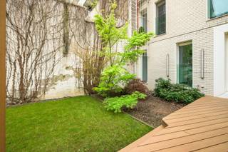 Op wandelafstand van het Centraal Station en het historisch centrum van Antwerpen bevindt zich dit gelijkvloerse appartement van 107m² in een gebouw uit 2013 van AG Vespa. De uitzondering hier is de privatieve tuin van +100 m², uitgerust met een gloednieuw terras met voldoende ruimte voor een ruime eettafel en lounge set.  Een uitzonderlijke vondst in het centrum van Antwerpen!<br /><br />+ Stijlvolle afwerking, gietvloer, betonnen welfsels,..<br />+ Uitzonderlijke tuin +100m²<br />+ Recent bouwjaar 2013<br />+ Uitzonderlijk centrale ligging<br />+ Lage gemeenschappelijke kosten (€86/mnd)<br />+ Gemeenschappelijke fietsenstalling aanwezig<br /><br />De leefruimte heeft een grote glaspartij over de volledige breedte, waardoor de overgang naar buiten vloeiend verloopt. De open keuken met eiland sluit hier direct op aan. Verder beschikt het appartement over één ruime slaapkamer, een badkamer met bad en dubbele wastafel, en een berging/wasruimte. Conform de oorspronkelijke plannen is een tweede slaapkamer van 12m² mogelijk waar de huidige eettafel staat.<br /><br />Laat deze kans niet voorbij gaan en bel snel naar 0478 65 04 73 om een afspraak in te plannen!<br /><br /> 