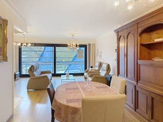 Discover this bright and ready-to-move-in apartment in the center of Ostend, with a view of Leopold Park. Located on the second floor of...