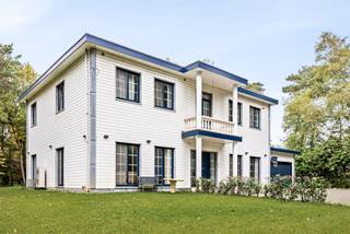 Entrez dans un monde de tranquillité et d'espace. Cette villa unique, située dans un quartier résidentiel verdoyant de Schoten.<br /><br />En entrant dans la maison, vous serez immédiatement séduit par le majestueux hall d'entrée, où un élégant escalier espagnol attire votre regard vers le haut. L'espace de vie ouvert baigne dans la lumière naturelle grâce à de grandes baies vitrées qui créent une connexion harmonieuse avec le jardin magnifiquement aménagé.<br />La cuisine moderne - spacieuse et fonctionnelle - est un endroit où la cuisine devient une expérience. Grâce au cellier attenant, tout reste bien rangé. Ici, vous vivez dans une maison qui respire : lumière, ouverture.<br />Derrière des vitres, discrètement intégré du côté jardin de la maison, se trouve la piscine intérieure entièrement fermée. Que ce soit en été ou en hiver, vous pourrez profiter ici en toute intimité de moments de détente avec vue sur la verdure.<br />Au rez-de-chaussée, vous trouverez également :<br />- Un espace bureau confortable pour ceux qui travaillent à domicile<br />- Des toilettes pour les invités et une buanderie séparée - pratique et réfléchi<br /><br />Au premier étage, vous découvrirez quatre chambres spacieuses, chacune baignée de lumière naturelle. Trois chambres disposent d'une salle de bains privative, offrant confort et intimité - idéal pour les familles nombreuses ou les invités en séjour.<br /><br />Le sous-sol surprend par un espace bien-être et détente luxueux. Pensez à une salle de fitness privée, une salle de billard, un sauna avec douche séparée et un espace de loisirs chaleureux.<br /><br />Points forts :<br />- Un espace et une lumière abondants dans chaque pièce<br />- De grandes baies vitrées avec vue sur la verdure<br />- Piscine intérieure avec vue sur le jardin pour toutes les saisons<br />- Panneaux solaires avec stockage de batterie de 10 000 kWh<br />- Pompe à chaleur économe en énergie et récupération d'eau de pluie<br />- Système d'arrosage automatique du jardin avec eau souterraine<br />- Garage pour deux voitures<br />- Quatre chambres spacieuses, dont trois avec salle de bains attenante<br />- Espace bien-être complet au sous-sol