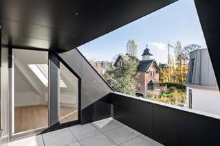 Dit kleinschalige gebouw (zonder lift) is net volledig gerenoveerd en omvat drie units met op het gelijkvloers de fietsenberging.Ideaal gelegen in...