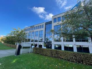 371 m² lichtrijke <strong>kantoren</strong> met zichbaarheid vanaf de <strong>Ring te Zellik</strong>.<br />Fantastische bereikbaarheid dankzij de goede ligging vlak bij de R0 met een vlotte ontsluiting naar de E40 en E19.<br /><br />Dit kantoorruimte is van alle hedendaagse comfort voorzien zoals oa. lift, airco, toegangscontrol en bevindt zich in het Exiten kantoorgebouwen. Er bevindt zich een kantoorruimte van 371 m² op het derde verdiep. <strong>Parking voorzien </strong>op de site.<br /><br />Ook <strong>andere oppervlaktes mogelijk</strong>. Fantastische bereikbaarheid dankzij de goede ligging vlak bij de R0 met een vlotte ontsluiting naar de E40 en E19.<br /><br />Neem contact op met <strong>PANORAMA B2B</strong> voor bijkomende inlichtingen, plannen of een plaatsbezoek<strong> 0477 09 00 09</strong>.