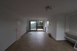 INDELINGWoonkamer met videofoon en ingemaakte kast, aanbouwkeuken met spoeltafel met 1 spoelbak, afzuigkap, keramische kookplaat en koelkast...