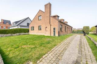 Century21 ImmoNero stelt voor, bijzonder goed onderhouden en kwalitatief gebouwde woning uit 1976 van 250m² op een terrein van 7A20ca. Er is...