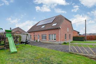 Op een rustige, kindvriendelijke ligging en toch nabij het centrum van Paal vinden we deze ruime, instapklare woning met maar liefst 5 slaapkamers terug.<br />Op het gelijkvloers hebben we een living met open keuken, een tweede living en hiertussen nog plaats voor een bureau of speelkamer voor de kinderen. <br />De badkamer is voorzien van een bad en een douche.<br />Aan de keuken is er nog toegang tot een veranda en een berging.<br />De tuin met garage maakt het plaatje helemaal af.<br />Extra troeven: EPC klasse B, zonnepanelen<br /><br />Interesse in een bezoek of wens je meer info? Contacteer me dan gerust via het nummer 0491 15 30 43 of via hallo@nielsvastgoed.be