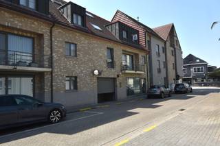 Dit gezellig- en lichtrijk duplexappartement situeert zich in “Residentie Emma" en is rustig gelegen, doch in het centrum van Kasterlee.Verschillende...