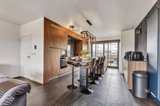 <p>In het centrum van <strong>Welle</strong> vinden we dit <strong>gerenoveerde penthouse</strong> met een zeer <strong>ruim terras</strong>. Dit penthouse werd <strong>volledig gerenoveerd in 2020</strong>. We betreden het penthouse via de inkomhal waar zich een gastentoilet bevindt. Via de inkomhal komen we in de <strong>gezellige leefruimte</strong> terecht met aansluitend de <strong>volledig geïnstalleerde keuken</strong>. Er is ook een toegang tot een zeer <strong>praktische bureauruimte</strong> via de leefruimte. Via de inkomhal betreden we ook de badkamer, die voorzien is van een <strong>ligbad met douche</strong>. Verder hebben we <strong>twee ruime slaapkamers</strong>. De hoofdslaapkamer is voorzien van ingebouwde kasten. Deze heeft ook een directe toegang tot het <strong>prachtige terras</strong> van maar liefst <strong>35m²</strong>. Verder is er ook een <strong>staanplaats inbegrepen</strong> in de prijs. <strong>De eigenaar</strong> zorgt nog voor het <strong>conform</strong> stellen van de elektrische keuring. <strong>EPC (B) - Geen Lift - Gerenoveerd - Asbestveilig</strong></p><p></p><p>*Stedenbouwkundige inlichtingen en maatregelenregister in aanvraag</p>