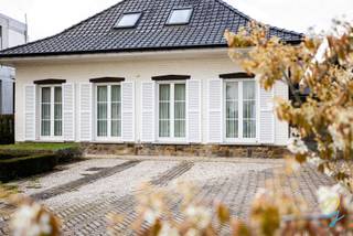 <p>Karaktervolle villa met mogelijk uitbreiding 6SLP, garage en tuin</p>
<p>Deze op te frissen villa biedt tal van mogelijkheden voor wie op zoek is naar ruimte, potentieel en een praktische indeling.<br />Op het gelijkvloers wordt u verwelkomd in een ruime en lichtrijke living, waar grote raampartijen zorgen voor een aangename natuurlijke lichtinval. Aansluitend bevindt zich de keuken, die rechtstreeks toegang geeft tot een praktische extra bergruimte.</p>
<p>Verder beschikt het gelijkvloers over een badkamer uitgerust met een lavabo en douche, een apart toilet en nog twee volwaardige kamers die flexibel kunnen ingericht worden als slaapkamer, bureau of hobbyruimte.</p>
<p>Een absolute troef is de ruime garage met geïntegreerde werkplaats, ideaal voor zelfstandigen, hobbyisten of extra opslagruimte.</p>
<p>Op de eerste verdieping bevindt zich de zolderverdieping, waar reeds twee kamers zijn ingericht. Daarnaast biedt deze verdieping nog de mogelijkheid om verder uit te breiden tot meerdere (tot vier) slaapkamers, aangevuld met extra zolderruimte voor stockage.</p>
<p>Een absolute troef is de ruime garage met geïntegreerde werkplaats, ideaal voor zelfstandigen, hobbyisten of extra opslagruimte.<br />Buiten geniet u van een aangename tuin met terras, perfect om in alle rust te ontspannen of gezellige momenten door te brengen met familie en vrienden.</p>
<p>Kortom, een woning met veel potentieel, ideaal voor wie deze villa naar eigen smaak wil in inrichten.</p>
<p>Interesse? <br />Plan een bezoek met Katrien: 0473/42.76.99. – katrien@cornelis-goeman.be</p>
<p><strong>Vraagprijs: € 429.000</strong></p>