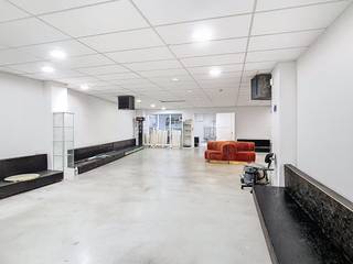 Bent u op zoek naar een ruim polyvalent pand in Temse? Dit pand kan zowel gebruikt worden als winkel (vb lokale buurtwinkel of supermarkt), kantoor of als praktijkruimte voor bijvoorbeeld medische beroepen (vb kinesist).Het wordt te koop aangeboden in de Consciencestraat in het centrum van Temse. Het pand is zeer goed bereikbaar vanaf de N16 rijksweg en via openbaar vervoer (bus en trein). Aan de overzijde van de straat bevindt zich een ruime publieke parking.Voorbij de inkom wordt het pand steeds breder zodat er centraal een erg mooie polyvalente ruimte is. Achteraan zijn afgescheiden ruimtes aanwezig: meerdere bergingen, een toilet, bureau en CV-berging.Technisch:De polybetonvloer en de gyproc wanden werden recent vernieuwd. Er is centrale verwarming op aardgas met luchtverwarmers. De elektriciteit is conform.Er is tevens een Verisure alarm aanwezig.Er zijn geen gemeenschappelijke kosten.