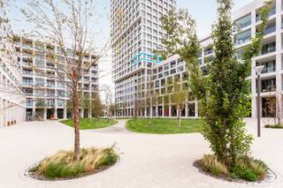 <p>PLAN UW BEZOEK VIA VOLGENDE LINK: https://listed.mijnhuurprofiel.be/whise/7219591<br /><br />Welkom in dit prachtige nieuwbouwappartement op de zevende verdieping van de hedendaagse ontwikkeling “Scheldehof”, gelegen aan de Frans Burenstraat, in het bruisende hart van Nieuw Zuid.</p>
<p>Het appartement bevindt zich in het geliefde Nieuw Zuid, een levendige wijk met een focus op duurzaamheid, architectuur en rust. Op wandelafstand vind je topzaken om iets te gaan eten of drinken, diverse kunstgalerijen, bakkerij, supermarkt en de vernieuwde Scheldekaaien met hun prachtige wandelboulevard aan het water.</p>
<p>Met een bewoonbare oppervlakte van ca. 82 m² biedt dit appartement een ideale combinatie van comfort, ruimte en design. Deze eerste bewoning staat garant voor een modern en energiezuinig wooncomfort, volledig instapklaar afgewerkt met hoogwaardige materialen.</p>
<p>De leefruimte baadt in het licht dankzij de grote ramen en biedt rechtstreeks toegang tot een uitzonderlijk ruim terrasdat perfect werd ingedeeld in een zomer en winterterras ideaal om het hele jaar door van buitenruimte te genieten.</p>
<p>De open keuken is volledig geïnstalleerd en uitgerust met kwalitatieve toestellen en een strak, hedendaags ontwerp. Het appartement beschikt verder over twee volwaardige slaapkamers, een stijlvolle badkamer, apart toilet en voldoende bergruimte.</p>
<p>Huurprijs: 1675,00 EUR<br />Kosten: 130,00 EUR/maand<br />Beschikbaarheid: onmiddelijk <br /><br /><span>Interesse? Contacteer LISTED voor een bezoek: +32 3 283 51 51</span></p>