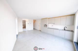 Welkom in residentie 't Streutje, een kleinschalig nieuwbouwproject met 4 appartementen en een handelspand, gelegen in het centrum van Diepenbeek – recht tegenover het gemeentehuis en het bruisende Marktplein. Geniet van rust en comfort, met winkels, horeca en voorzieningen op wandelafstand. <br />Dit project komt in aanmerking voor verkoop onder 6% BTW (onder voorwaarden).<br /><br />Dit appartement op de derde en vierde verdieping biedt alles wat je zoekt:
<ul>
<li>Een inkomhal met gastentoilet</li>
<li>Een ruime woonkamer met toegang tot het ruim en zonnige terras</li>
<li>Een open keuken met aangrenzende berging</li>
<li> Twee volwaardige slaapkamers</li>
</ul>
<br />Dit BEN-appartement (max. E-peil 30) beschikt over:<br />Vloerverwarming
<ul>
<li>Ventilatiesysteem D</li>
<li>Privé zonnepanelen</li>
</ul>
<br />Door dit E-peil krijg je een fiscaal voordeel van 50% korting op de onroerende voorheffing in de eerste vijf jaar.<br /><br /><strong>Extra toeven:</strong>
<ul>
<li>Privé parkeerplaats achter het gebouw</li>
<li>Eigen buitenberging</li>
<li>Uitstekende ligging in hartje Diepenbeek</li>
</ul>
<br />Interesse? Bel ons op 011 23 11 01 of mail naar info@optie-m.be voor een bezoek ter plaatse.<br />(VG - GVV - WG - GMO - GVKR - GVKR)