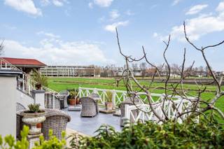 Deze imposante, uniek gelegen villa vlakbij de zee en het strand van Westende, wordt als B&B uitgebaat en kan een zeer hoge score op boeking...