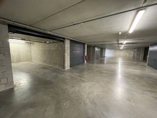Ruime ondergrondse garagebox met sectionale poort, perfect gelegen in het centrum van Scherpenheuvel.Deze garagebox biedt altijd een gegarandeerde...