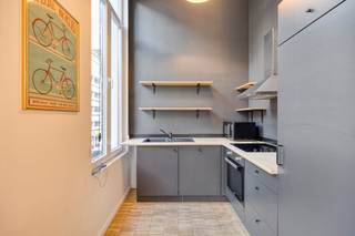 Instapklaar appartement te koop gelegen op de eerste verdieping van een kleinschalig gebouw. . Het appartement ligt op toplocatie aan de Sint-Jacobsmarkt in het bruisende hartje van Antwerpen. Dit appartement is perfect gelegen nabij de Universiteit Antwerpen en de nabijheid van openbaar vervoer en alle belangrijke invalswegen zorgen voor een vlotte bereikbaarheid. <br /><br />Indeling: <br />- open leefruimte met halfopen keuken <br />- berging met aansluiting voor wasmachine<br />- terras achteraan met zuidorïentatie <br />- badkamer met douche, lavabo en toilet<br />- slaapkamer aan de rustige achterzijde<br />- kelderberging<br /><br />Extra troeven: <br />- locatie <br />- EPC B <br />- uitstekende mobiscore: 9,5/10 <br />- terras <br /><br />Dit appartement te koop wordt aangeboden voor een prijs van 289.000 euro. <br /><br />Bent u geïnteresseerd in een appartement of woning te koop in Antwerpen? Aarzel dan niet om ons te contacteren. <br />Had u graag uw eigen eigendom te koop aangeboden contacteer ons dan voor een vrijblijvende schatting, telefonisch op het nummer 03/206.76.76 of per mail naar antwerpen@dewaele.com. <br /><br />Ook voor alle andere vragen omtrent vastgoed kan u steeds bij ons kantoor te Antwerpen terecht!<br /><br />Bestuursmaatregelen in het maatregelenregister: nee