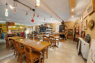 Zeldzame opportuniteit! Vastgoedcomplex gelegen op een perceel van 28 are dat een ideale combinatie biedt tussen professionele activiteit en...