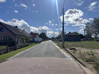 Tijd voor huisje, tuintje, boompje en euh…koetje? Jawel, dat laatste krijg je er gratis bij, want heb je dat fantastische uitzicht gespot? Je krijgt kilometers ver uitzicht over agrarisch gebied, dus heerlijk rustig en groen wonen.<br /><br />Ook aan de straatzijde is ’t fijn vertoeven, want je woont in een rustige buurt naast de dorpskern. <br />Deze 4 kersvers verkavelde percelen zijn trouwens geschikt voor vrijstaand wonen. <br /><br />Dit betreft lot 3: een perceel van zo’n 1050m², gelegen in ’t midden van de verkaveling. Benieuwd naar de voorschriften? We bezorgen ze je graag per mail.<br /><br />Geen bouwplicht, dus je kan bouwen op eigen tempo.<br />Alle nutsvoorzieningen zijn al voor jou voorzien.
